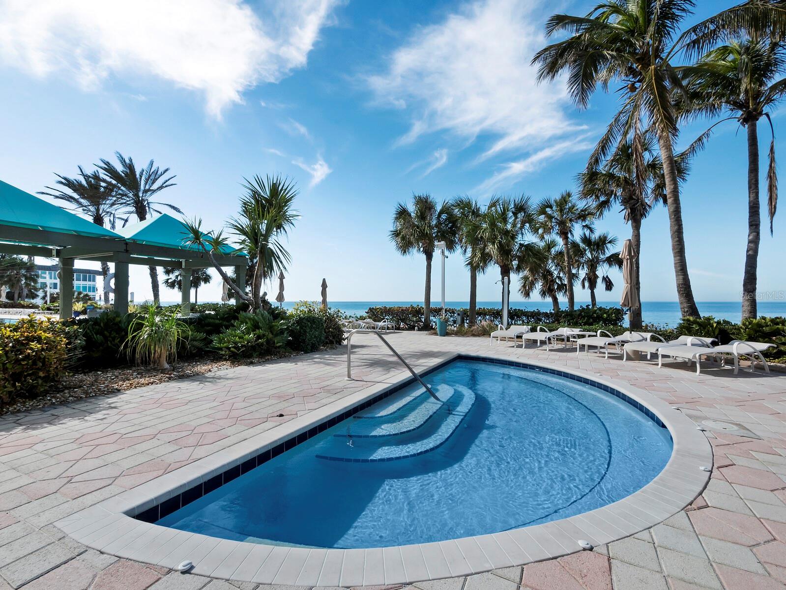 L ELEGANCE ON LIDO BEACH - Residential