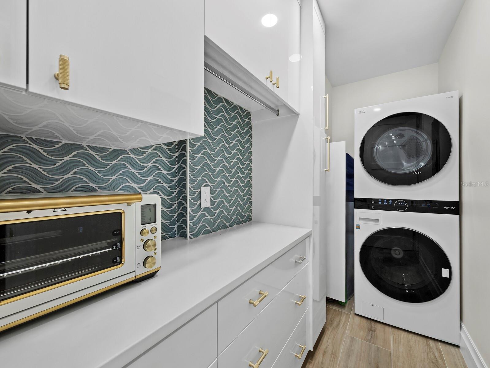 L ELEGANCE ON LIDO BEACH - Residential