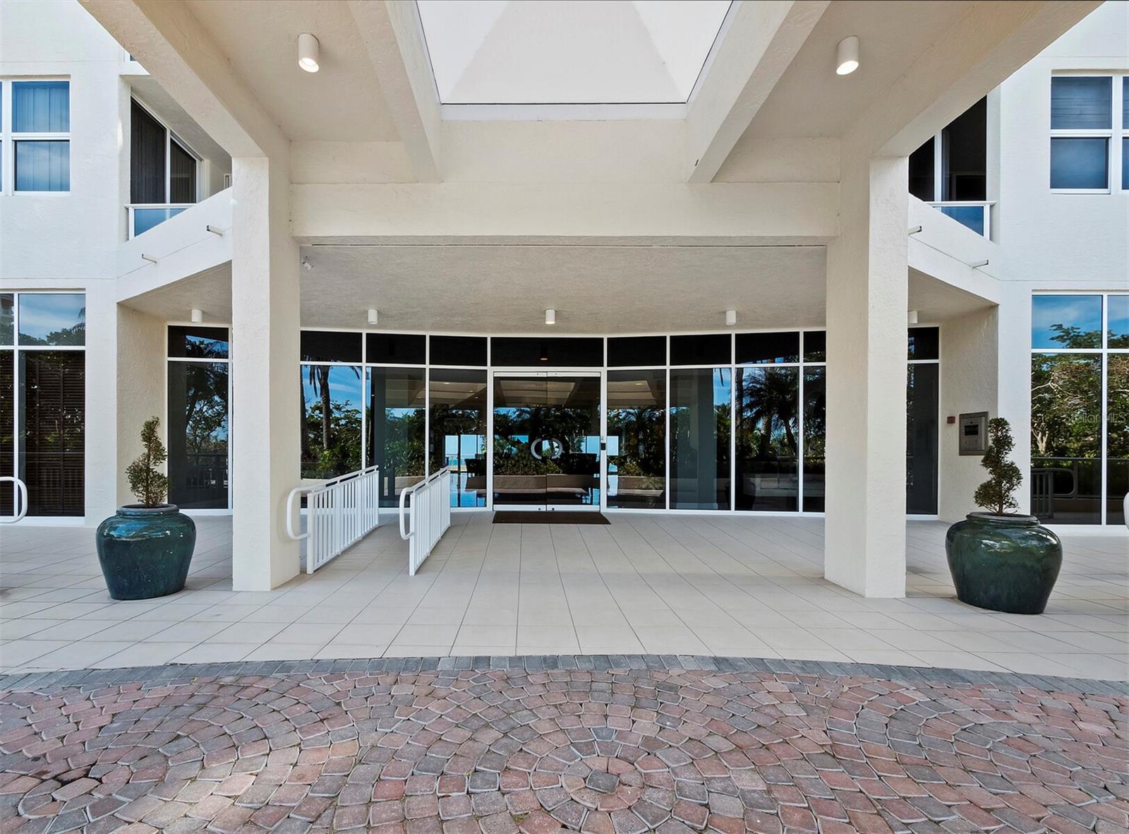 L ELEGANCE ON LIDO BEACH - Residential