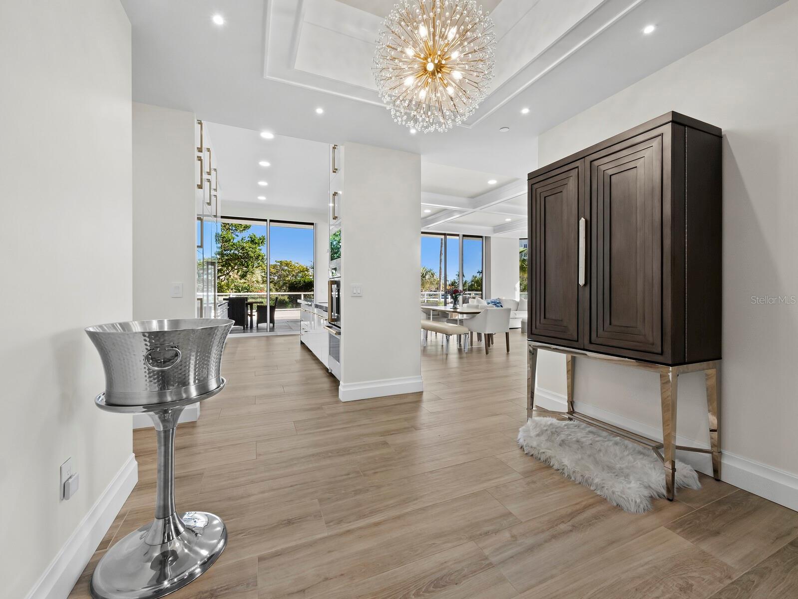 L ELEGANCE ON LIDO BEACH - Residential