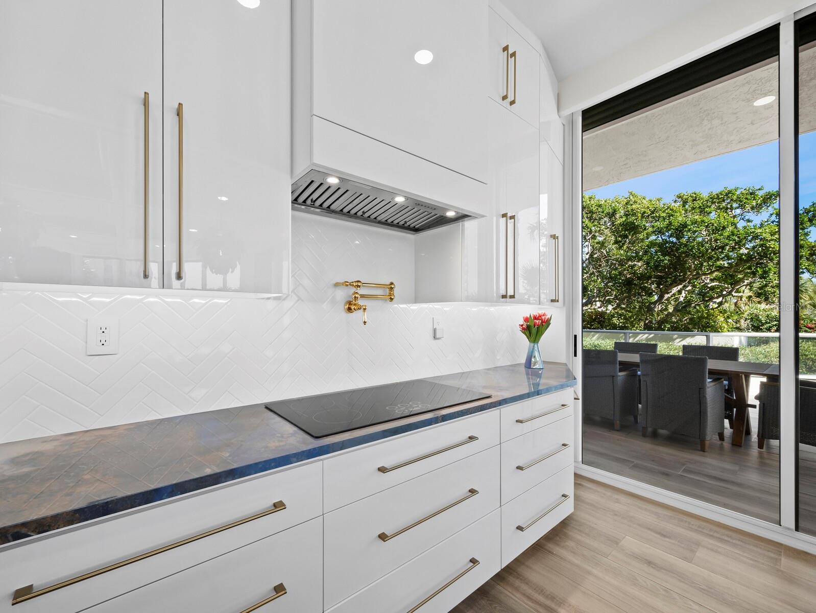 L ELEGANCE ON LIDO BEACH - Residential