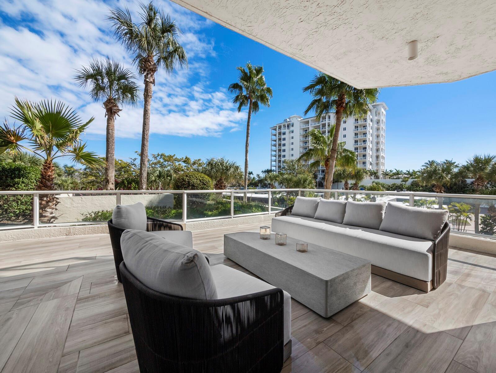 L ELEGANCE ON LIDO BEACH - Residential