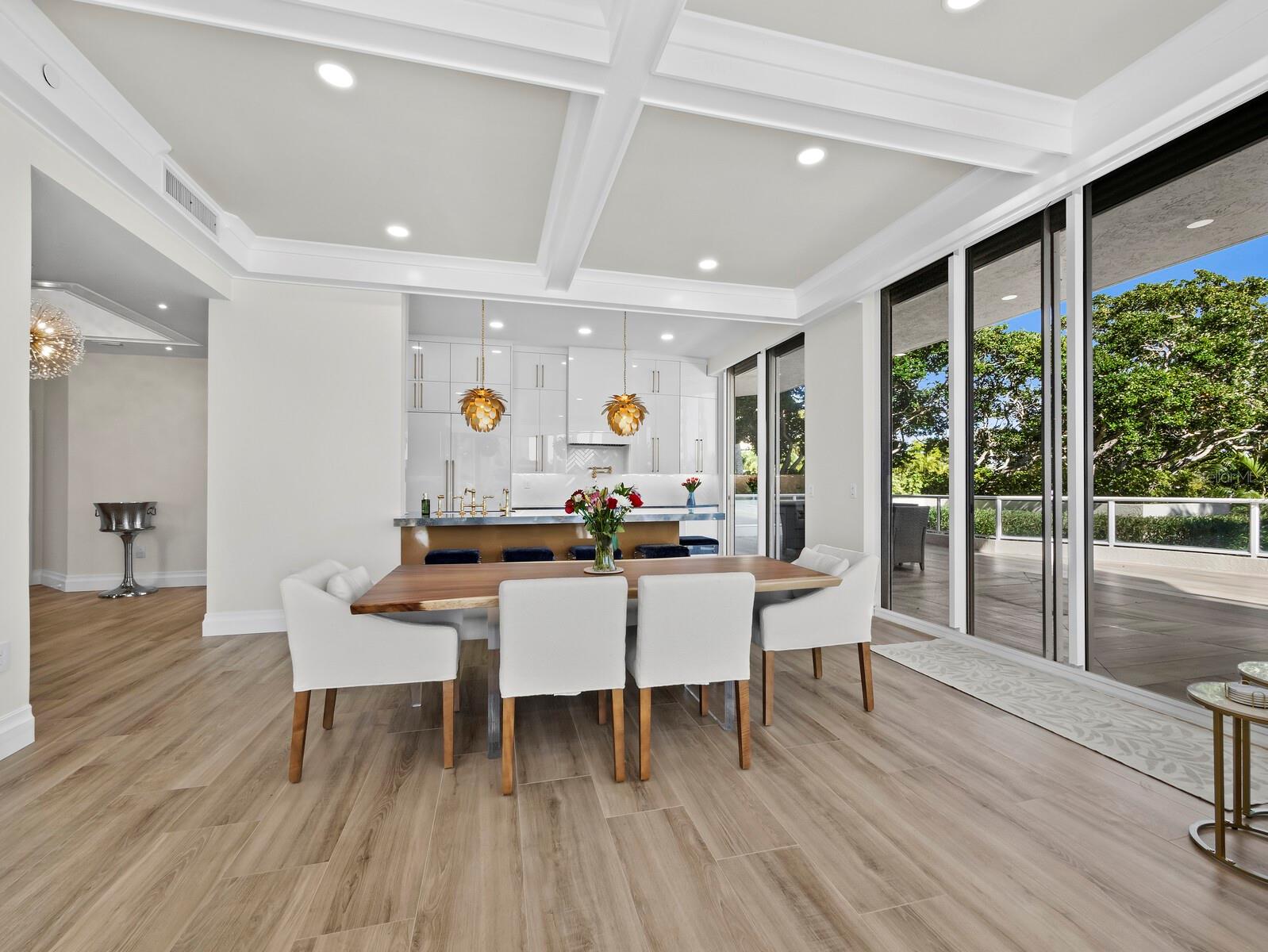 L ELEGANCE ON LIDO BEACH - Residential