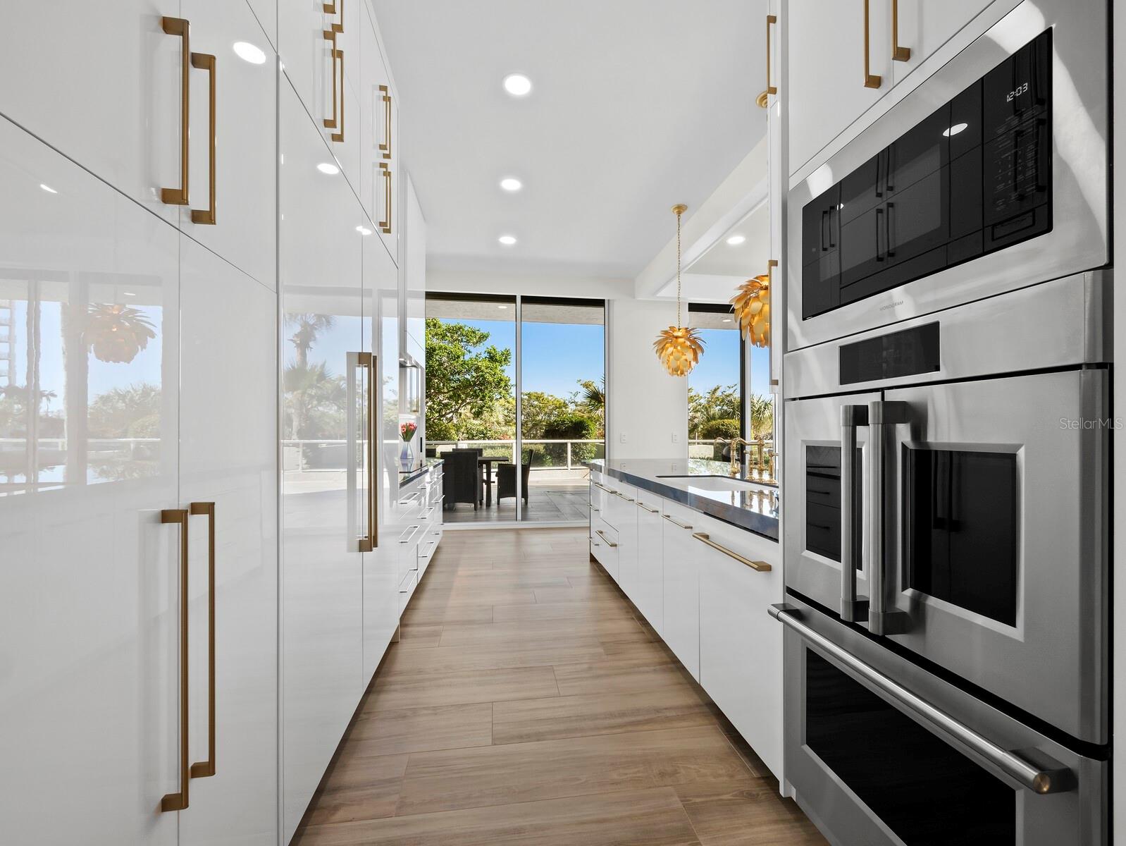 L ELEGANCE ON LIDO BEACH - Residential