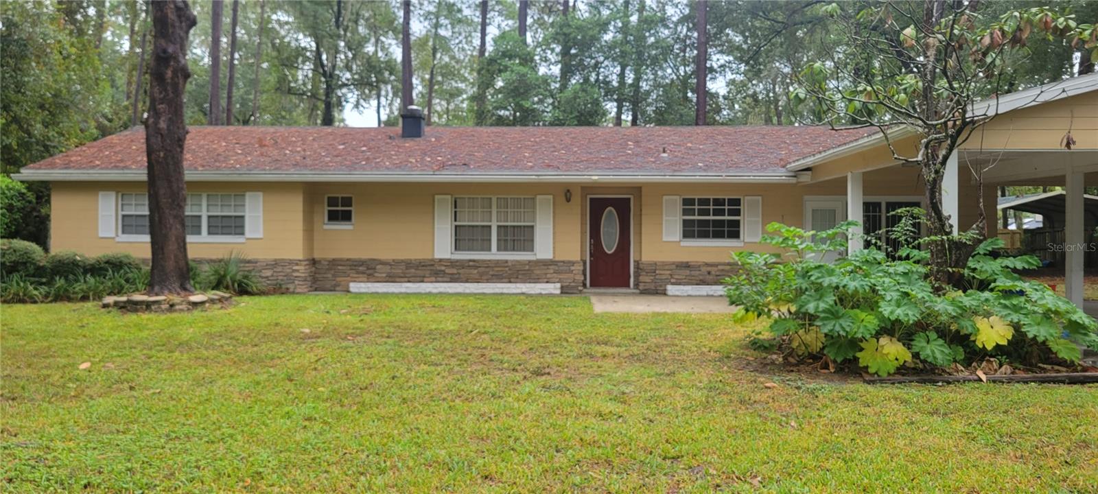 Spacious 3 bed 2 bath home with lots of storage space and upgrades. Convenient location near shopping, entertainment, and I-75. Ceramic tiled flooring in the LR / DR and hardwood flooring in the hallway. The kitchen has upgraded cabinets, stainless steel appliances, granite counter tops, and a custom backsplash. A door off the kitchen leads to a ( non- heated/ cooled) office / den space with extra storage space and washer and dryer connections. Master bathroom with custom tiled shower stall and one sink vanity The hall bath has a shower/tub combo and one sink vanity. Large concrete patio , play yard ( not warranted for repairs) ,2 car covered parking in front of home, separate 2 car carport for boat or rv parking.**Lawn service included in RENT** Est. Sq. Ft. 1696. Dogs OK (no more than 2).
No cats allowed
* Note: The wine cooler is for storage only; it does not cool.
Heat runs off oil. TANK MUST STAY FULL AT ALL TIMES ( tenant cost)
Available : 10/10/2025
**Residents are enrolled in the Resident Benefits Package (RBP) for $39.95/month which includes renters insurance, HVAC air filter delivery (for applicable properties), credit building to help boost your credit score with timely rent payments, $1M Identity Protection, move-in concierge service making utility connection and home service setup a breeze during your move-in, our best-in-class resident rewards program, and much more! More details upon application.**