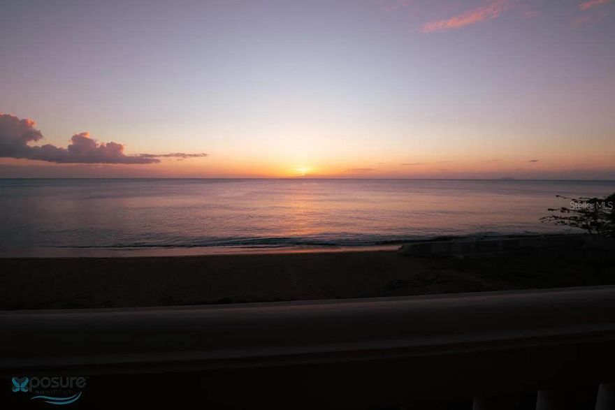 Beautiful Penthouse, with ocean views and access to the beach. 2 Apartments with 4 bedrooms, 2 full bathrooms and 2 1/2 bathrooms, 3 Balconies, Terrace with Jacuzzi, full bar and family dining room. It comes fully furnished with air conditioners, televisions and a fully equipped laundry room. Includes 2 parking spaces. Ready to move in, located next to restaurants and close to the city area.