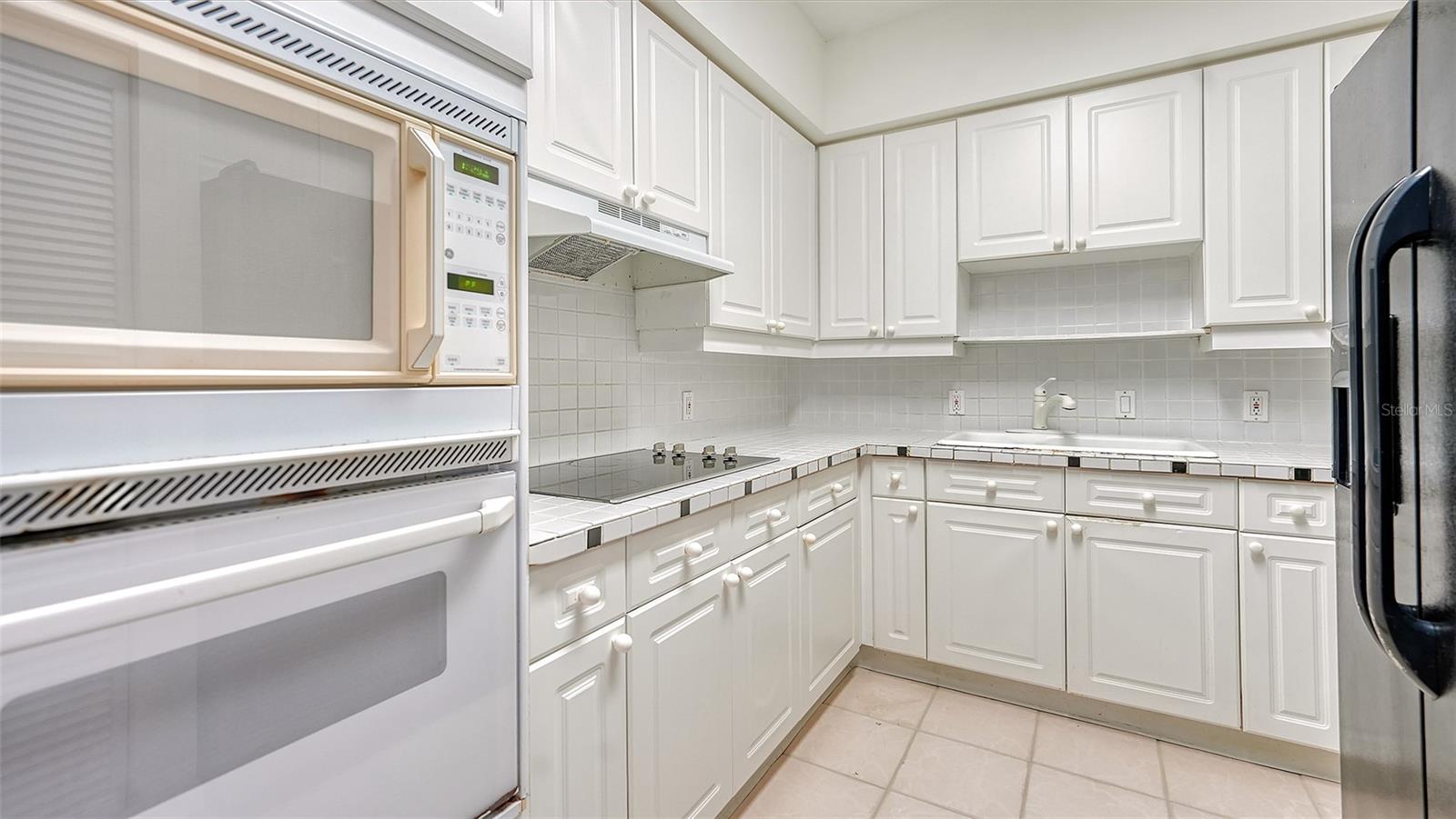 L ELEGANCE ON LIDO BEACH - Residential