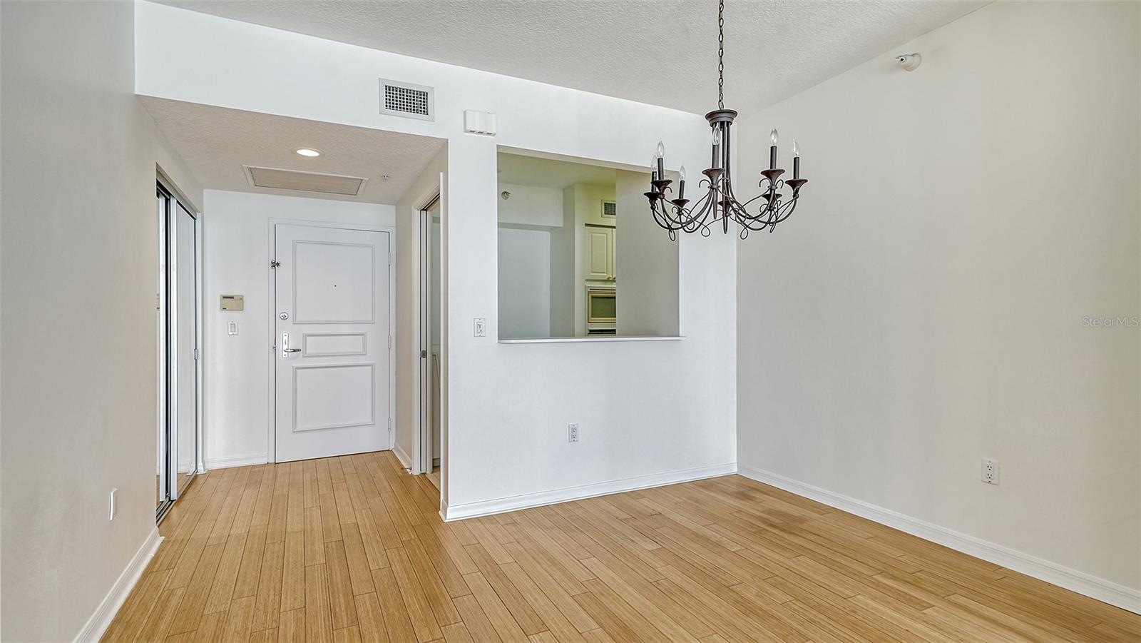 L ELEGANCE ON LIDO BEACH - Residential