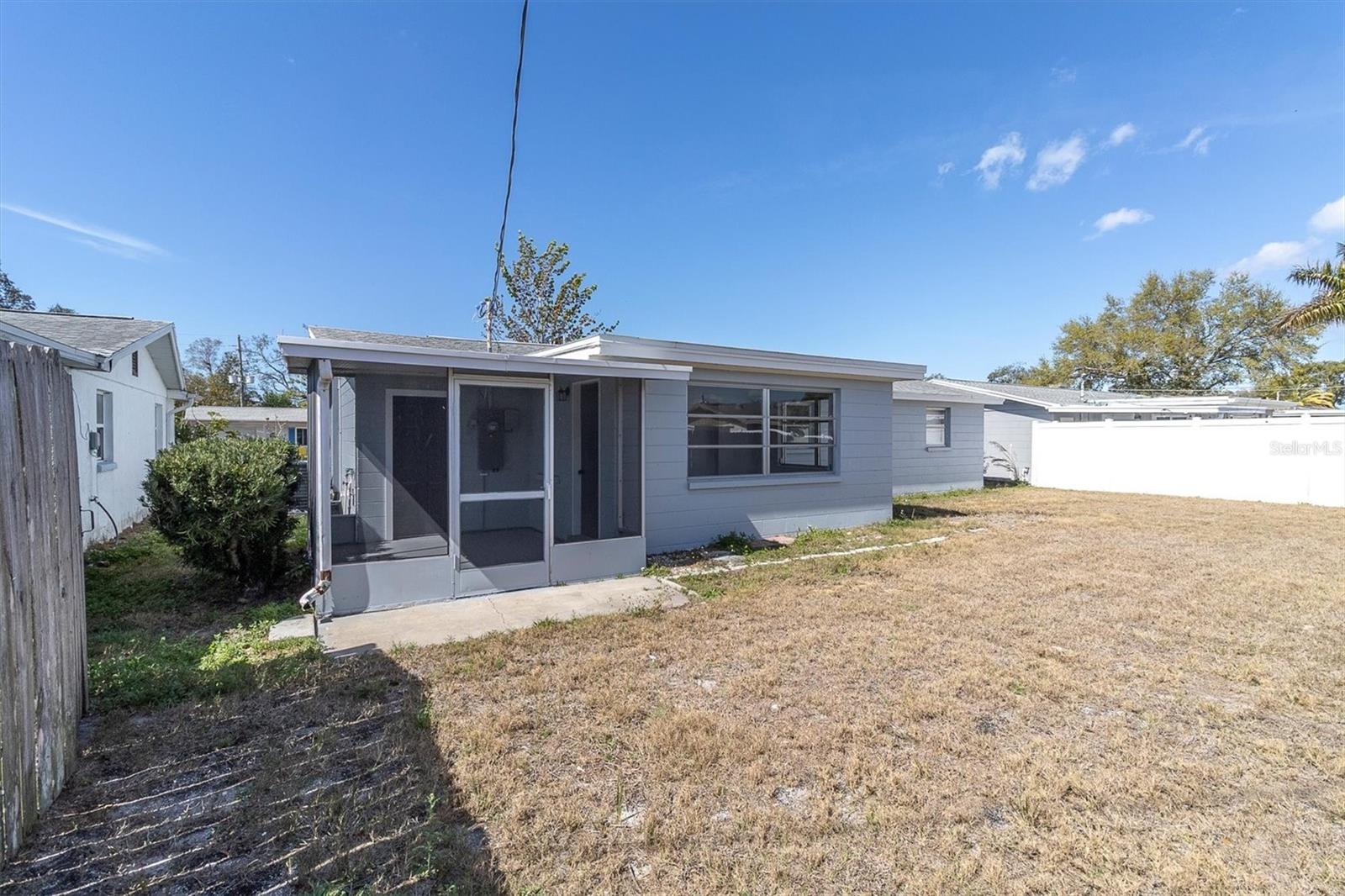 COLONIAL MANOR - Residential