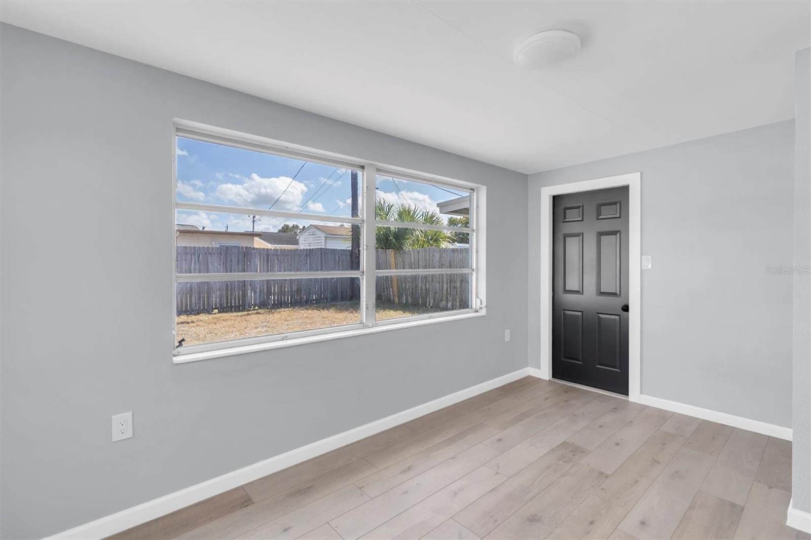 COLONIAL MANOR - Residential