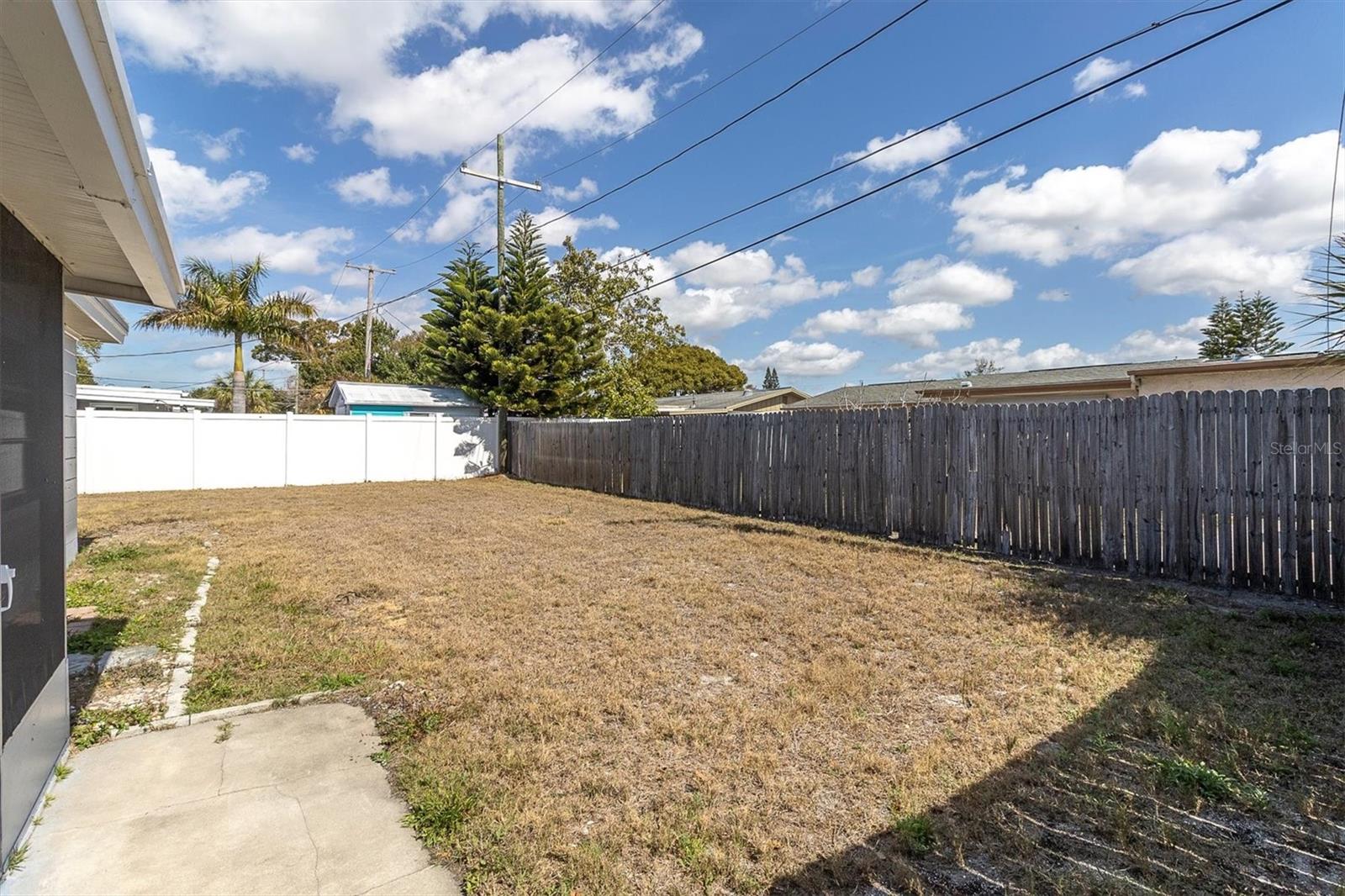 COLONIAL MANOR - Residential