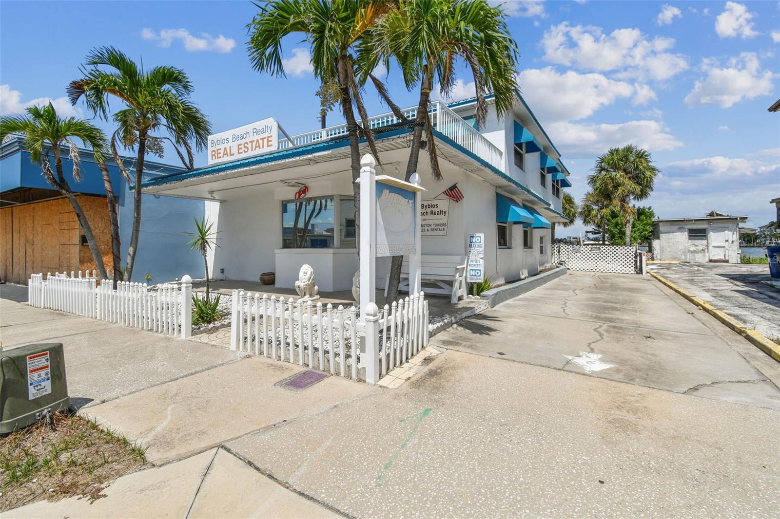 Beautiful two story stand alone Building ROR Zoning (Residential Office Retail) on Gulf Blvd and Intercoastal water with DOCK AND BOAT LIFT. Ground floor could be used as office with 5 rooms or residential with full bathroom. Upper floor is a full one bedroom apartment with kitchen living room and very large full bathroom.