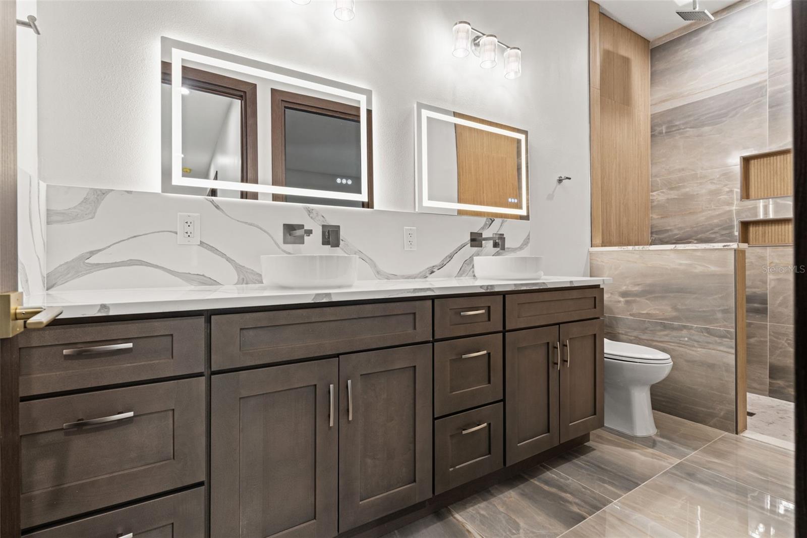 CHAMPIONS CLUB - Residential