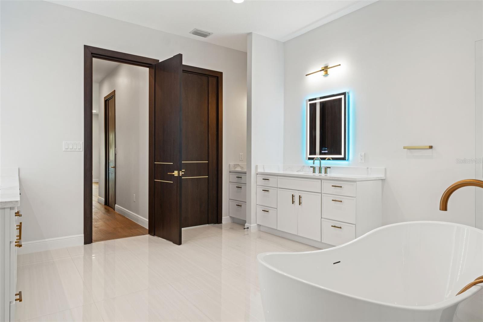 CHAMPIONS CLUB - Residential