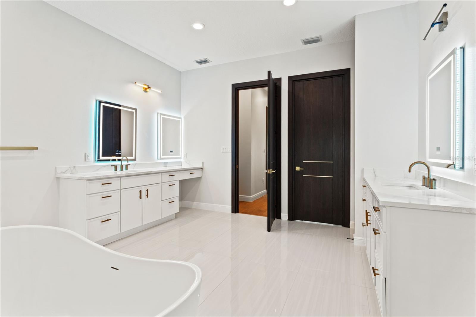 CHAMPIONS CLUB - Residential