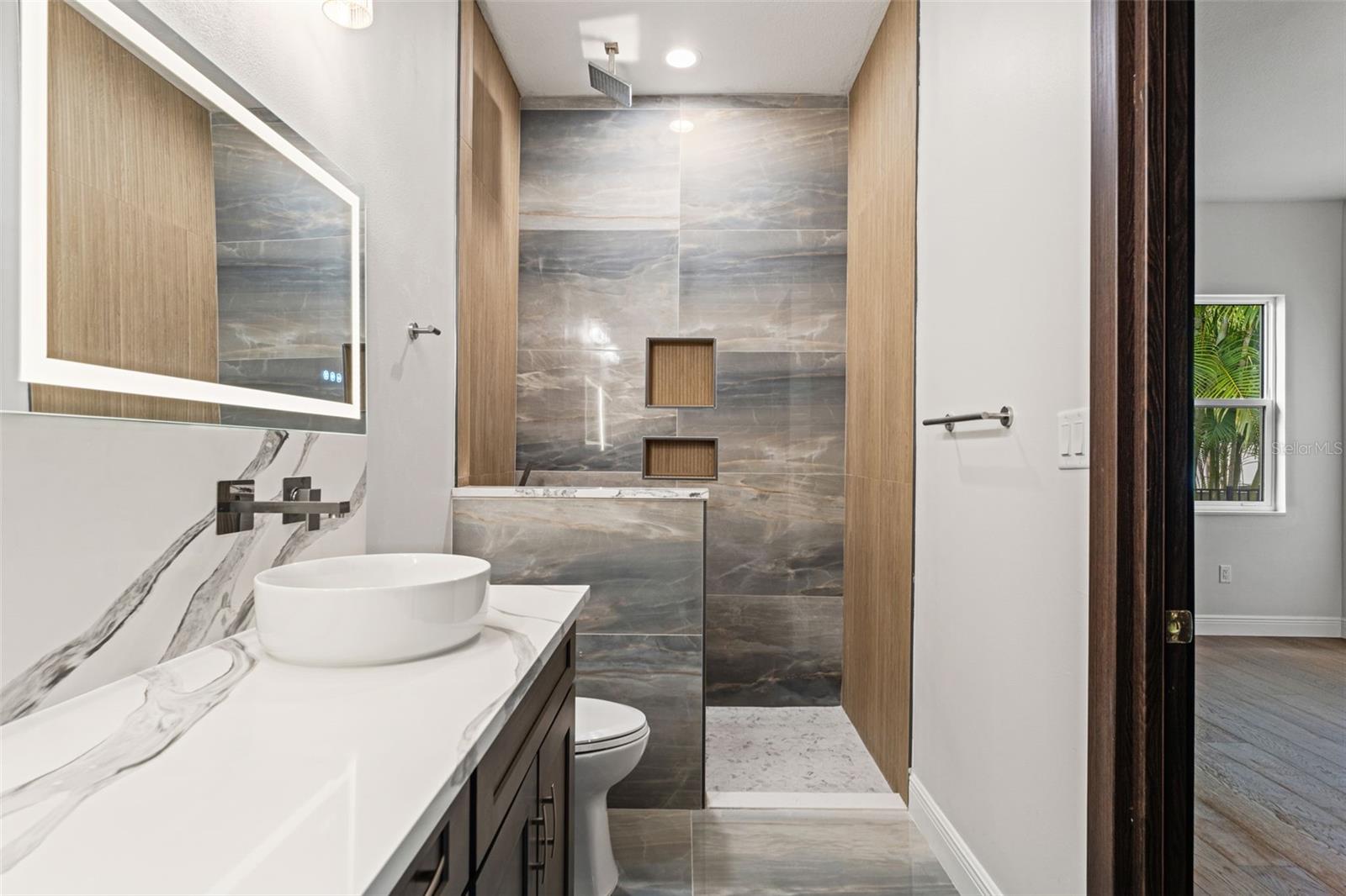 CHAMPIONS CLUB - Residential