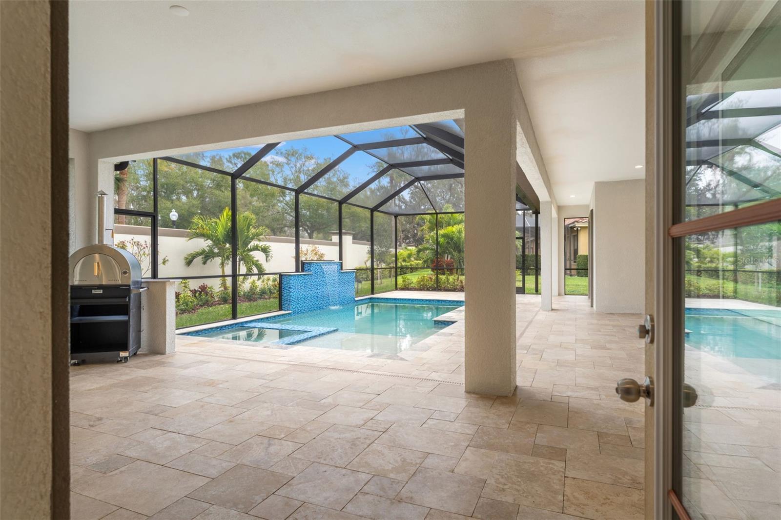 CHAMPIONS CLUB - Residential