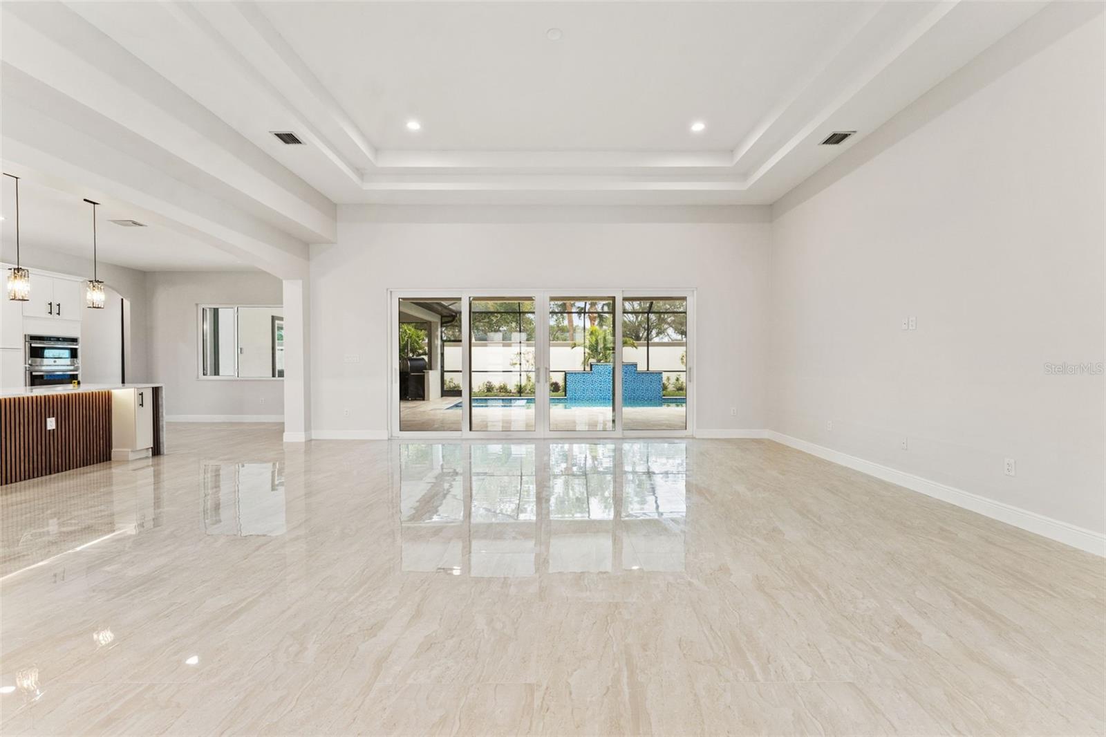 CHAMPIONS CLUB - Residential