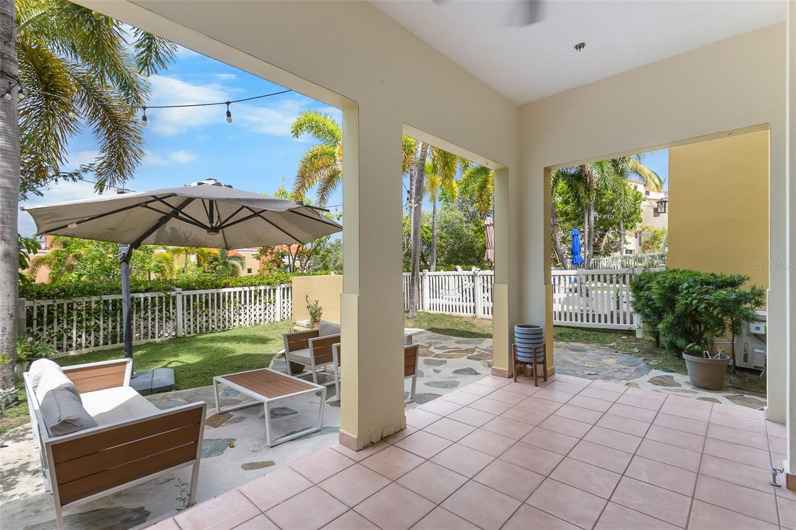 90 CANDELERO DR 32