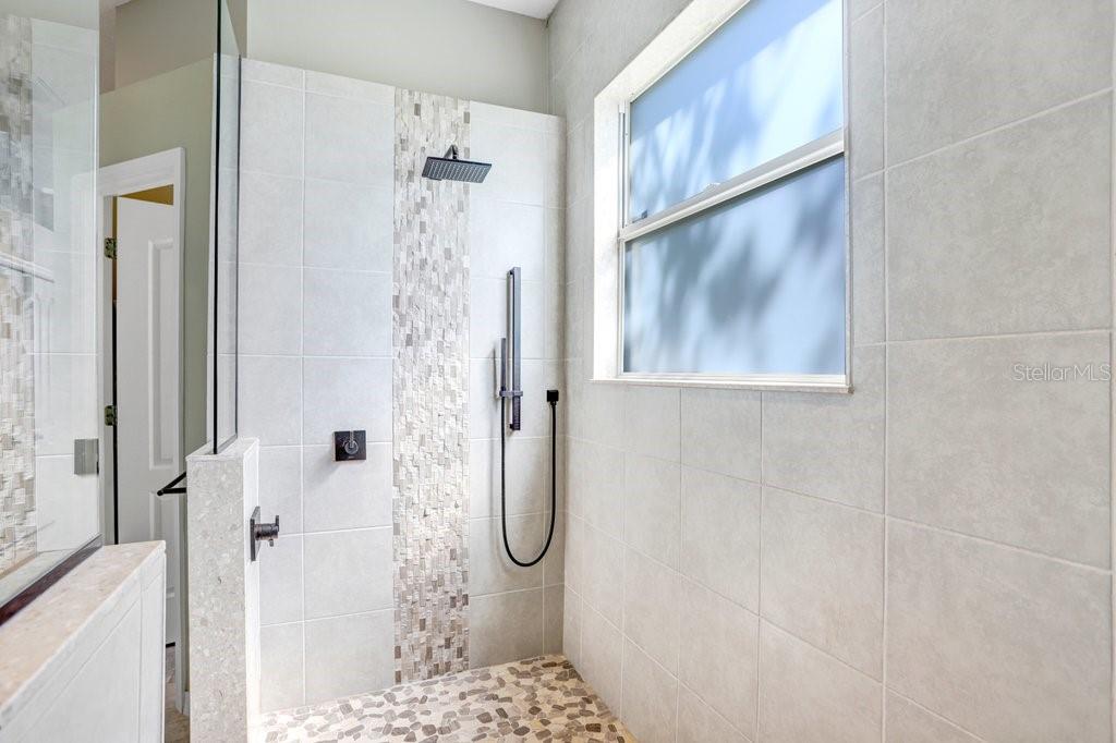 TWIN LAKES - Residential