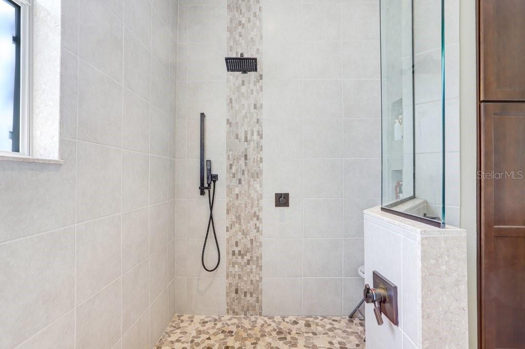 TWIN LAKES - Residential