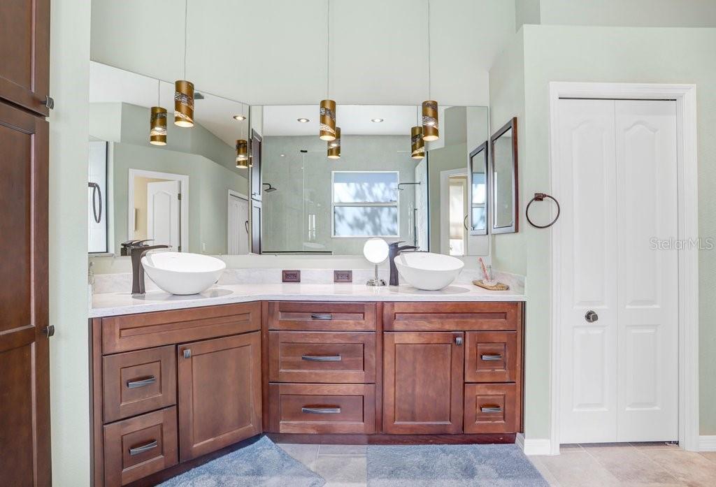 TWIN LAKES - Residential