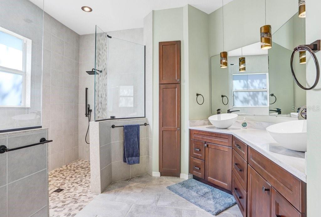 TWIN LAKES - Residential