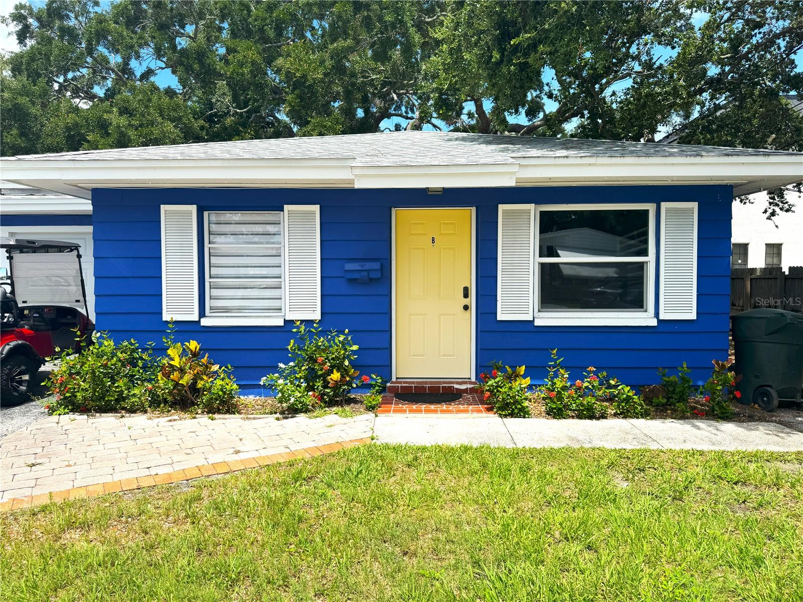 Furnished unit (Optional). Adorable end unit of a triplex. A driveway offers off street parking. Kitchen features granite countertops and white, shaker cabinetry, with a pantry. There is space for a small dining table. The living room is nicely sized. Bedroom is well sized and has an ensuite bathroom with upgraded vanity and tiled shower. There is a side yard for outdoor space. This property has an excellent location that is less than one mile from downtown Dunedin with boutiques, restaurants, breweries and festivals. You are within walking distance to Main Street where you will find more restaurants and other necessary conveniences. This unit is offered furnished or unfurnished.