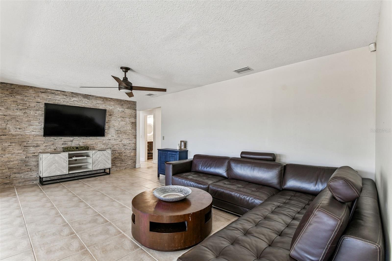 TAMPAS NORTH SIDE COUNTRY CLUB AREA UNIT - Residential