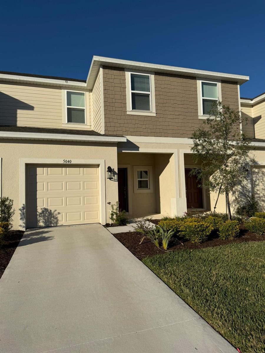 Spectacular Tonwhome located at 5040 Spangle Drive, Saint Cloud, FL 34769
3 spacious bedrooms | 2.5 bathrooms | 1 covered garage with capacity for 2 vehicles
The complex features a pool, parks, walking paths, a volleyball court, and a dock
Prime location, close to supermarkets such as Publix, Walmart, pharmacies, banks, gas stations, schools, restaurants, shopping centers, and hospitals
Quick access to Highway 192, Florida's Turnpike, Neptune Road, and 20-25 minutes from the airport and Disney World Resort
1 month deposit and 1 month's rent
Send me a text message