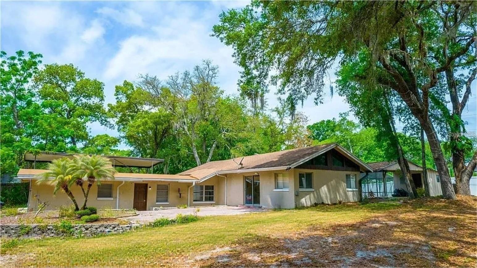 Spacious 3 bedroom 2 bathroom home, sitting in 1.5 acres of land in a great area of lake mary. Enjoy thw large lot with plenty of outdood
space and a private pool,perfect for relaxing or entertainment .Conveniently located near shopping center like Publix,Target,Walmart as wells as a restaurant and parks .