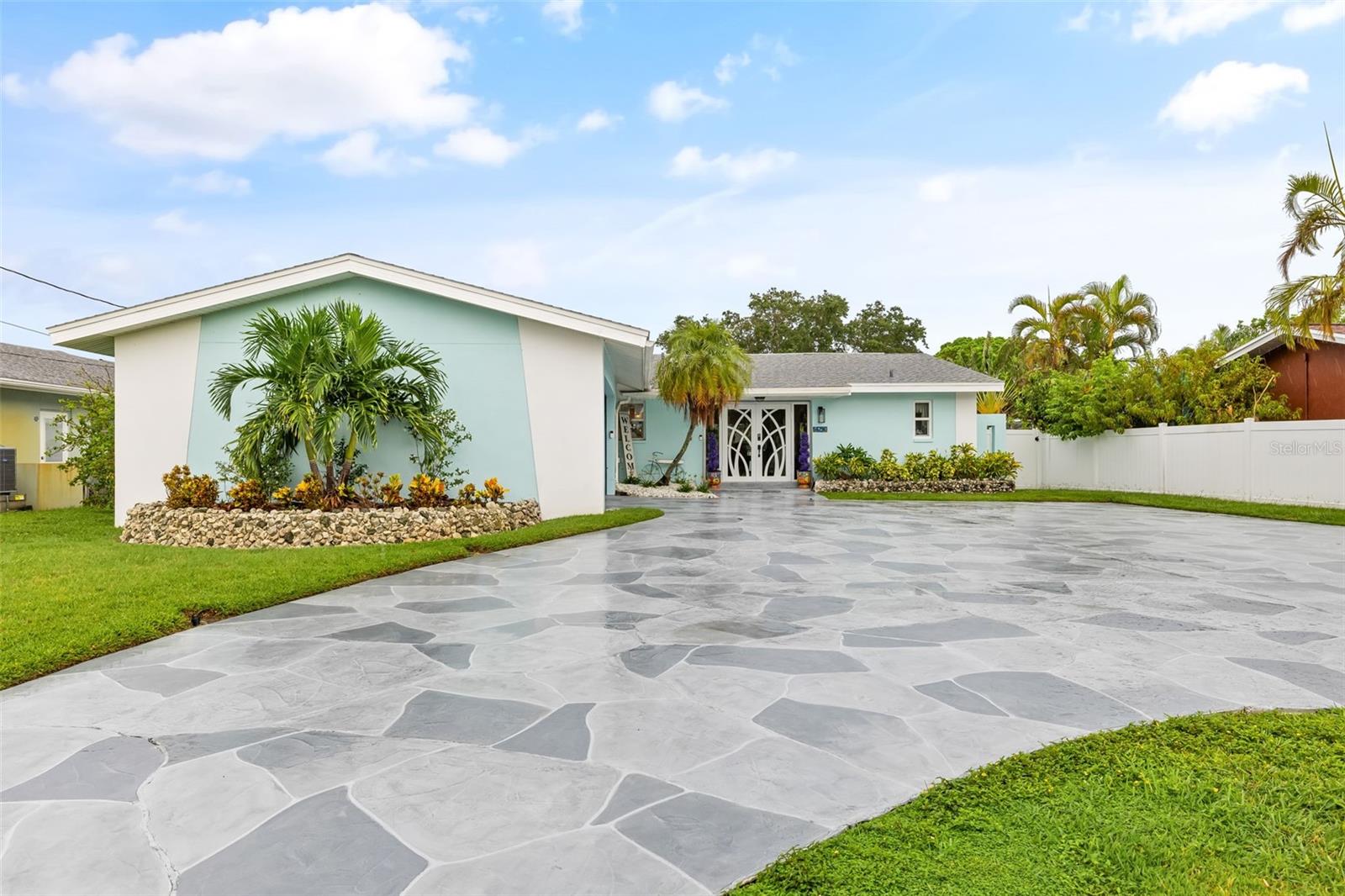 5690 BAYVIEW DRIVE