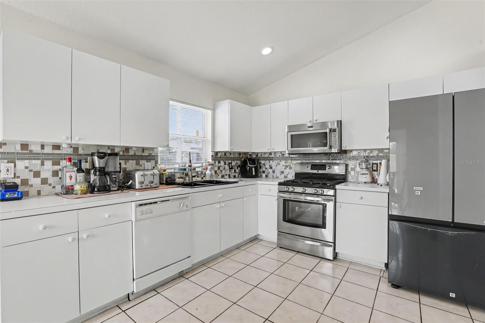 1102 VINETREE DRIVE