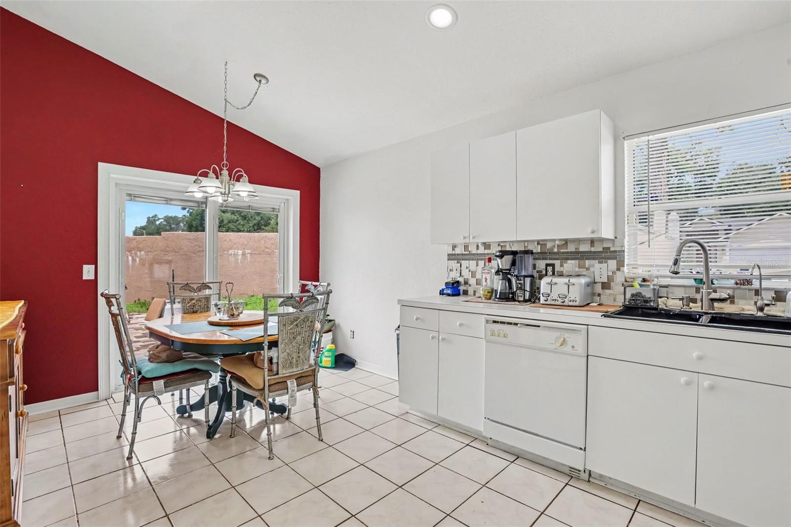 1102 VINETREE DRIVE