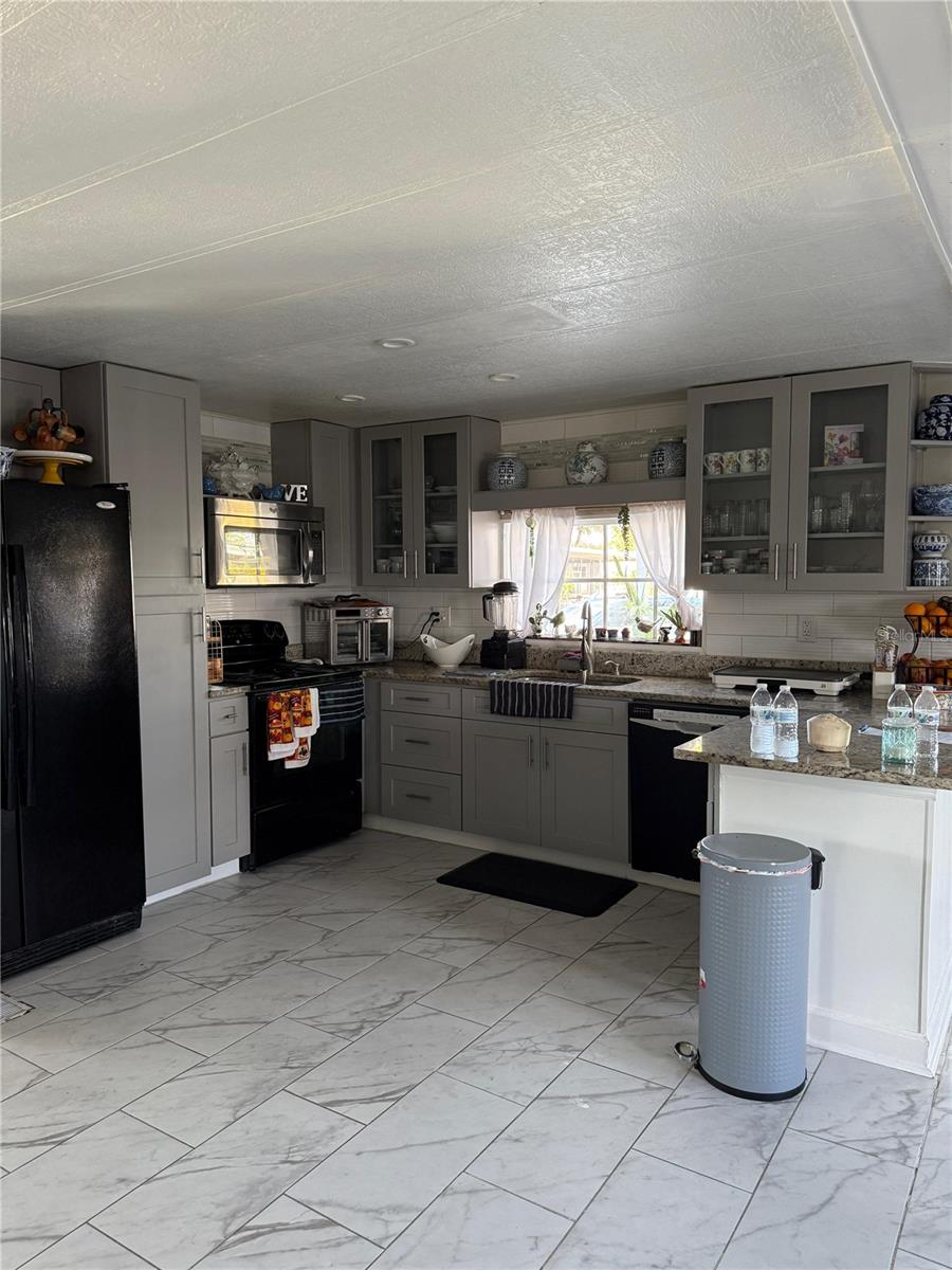 FAIRWAYS COUNTRY CLUB - Residential