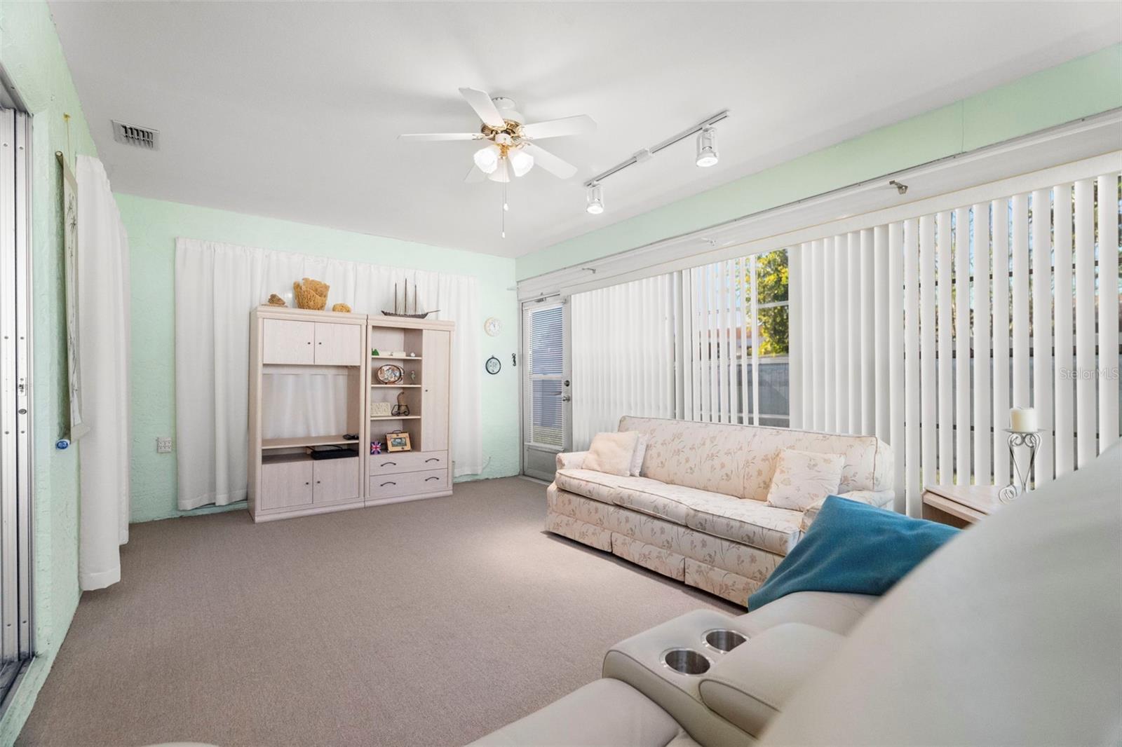 HOLIDAY LAKE VILLAS CONDO - Residential