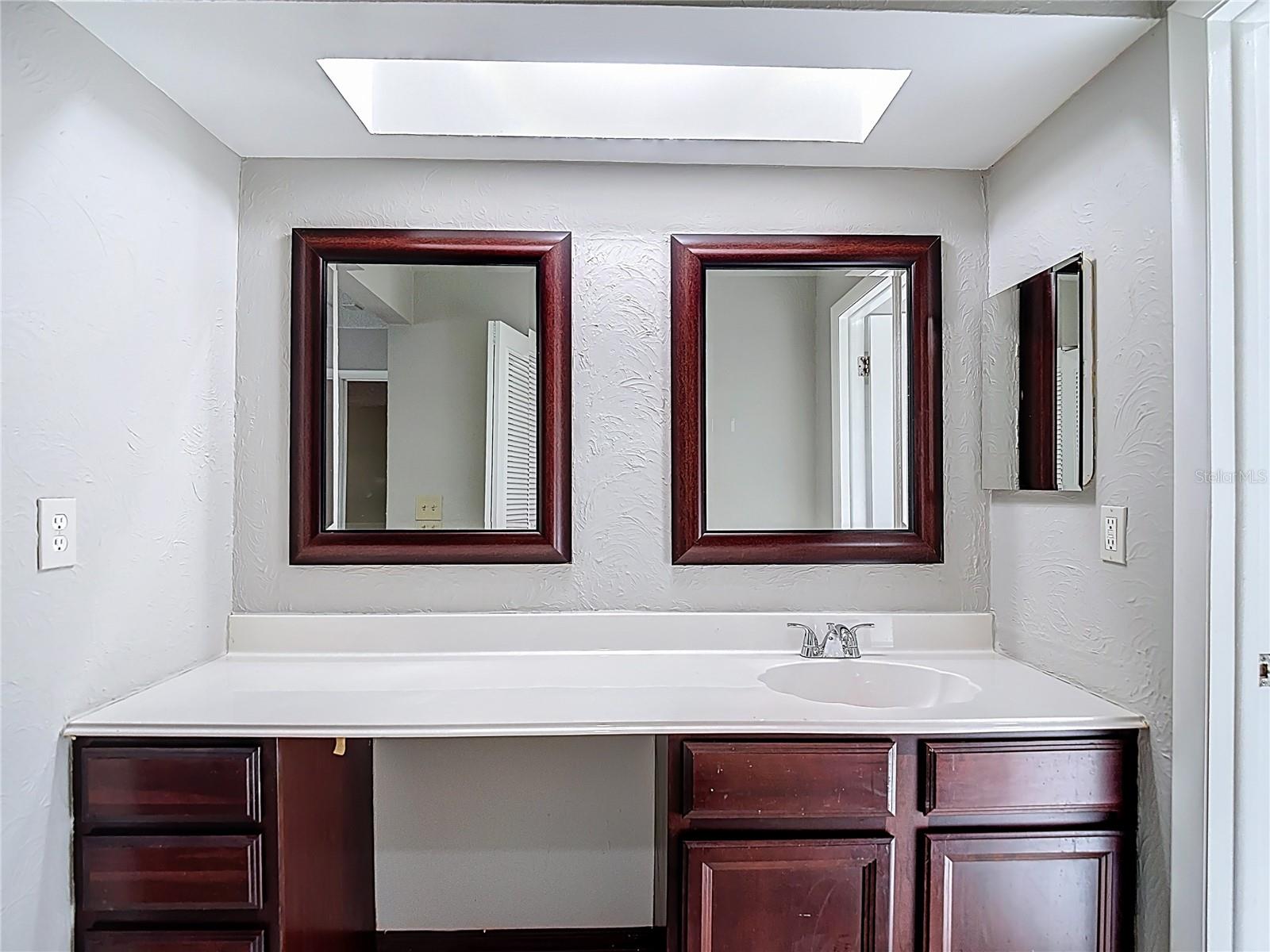 PRESIDENTIAL MANOR - Residential