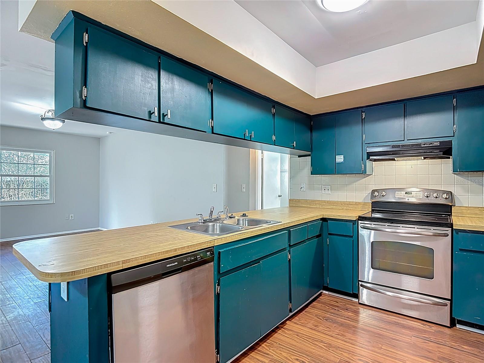 PRESIDENTIAL MANOR - Residential