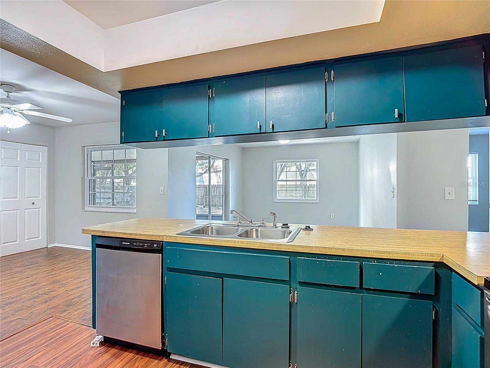 PRESIDENTIAL MANOR - Residential