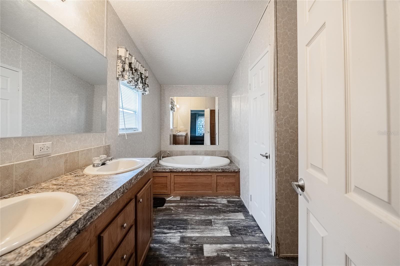 LAKE MARIANA ACRES - Residential