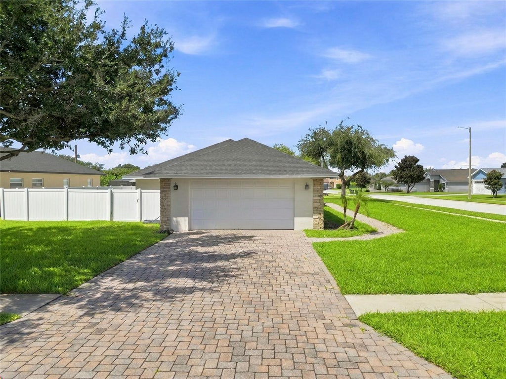 Photo of 304 Bentley Oaks Boulevard, Auburndale, FL 33823 (MLS # L4964956)