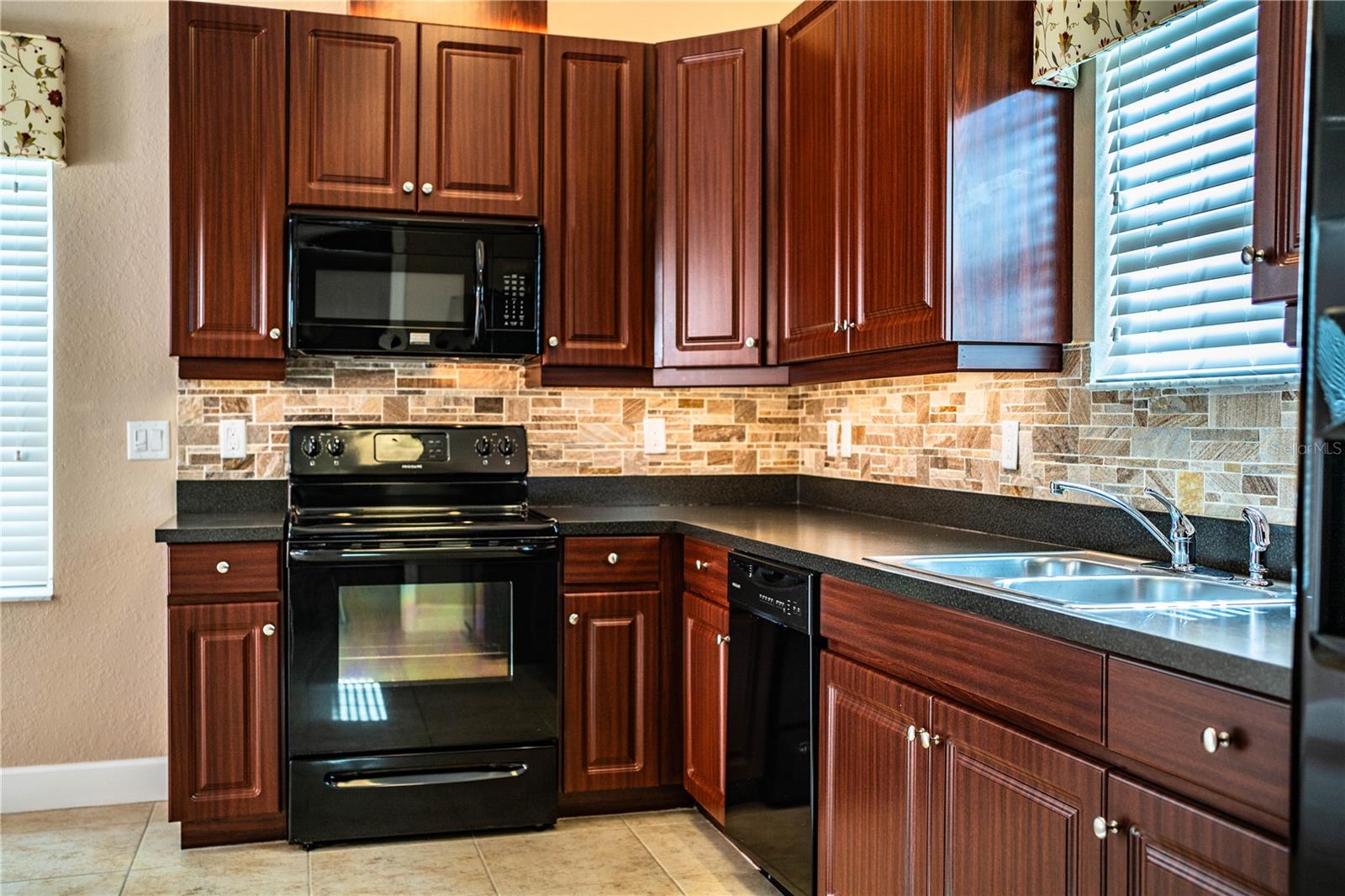 ALEXANDER WOODS TWNHMS - Residential