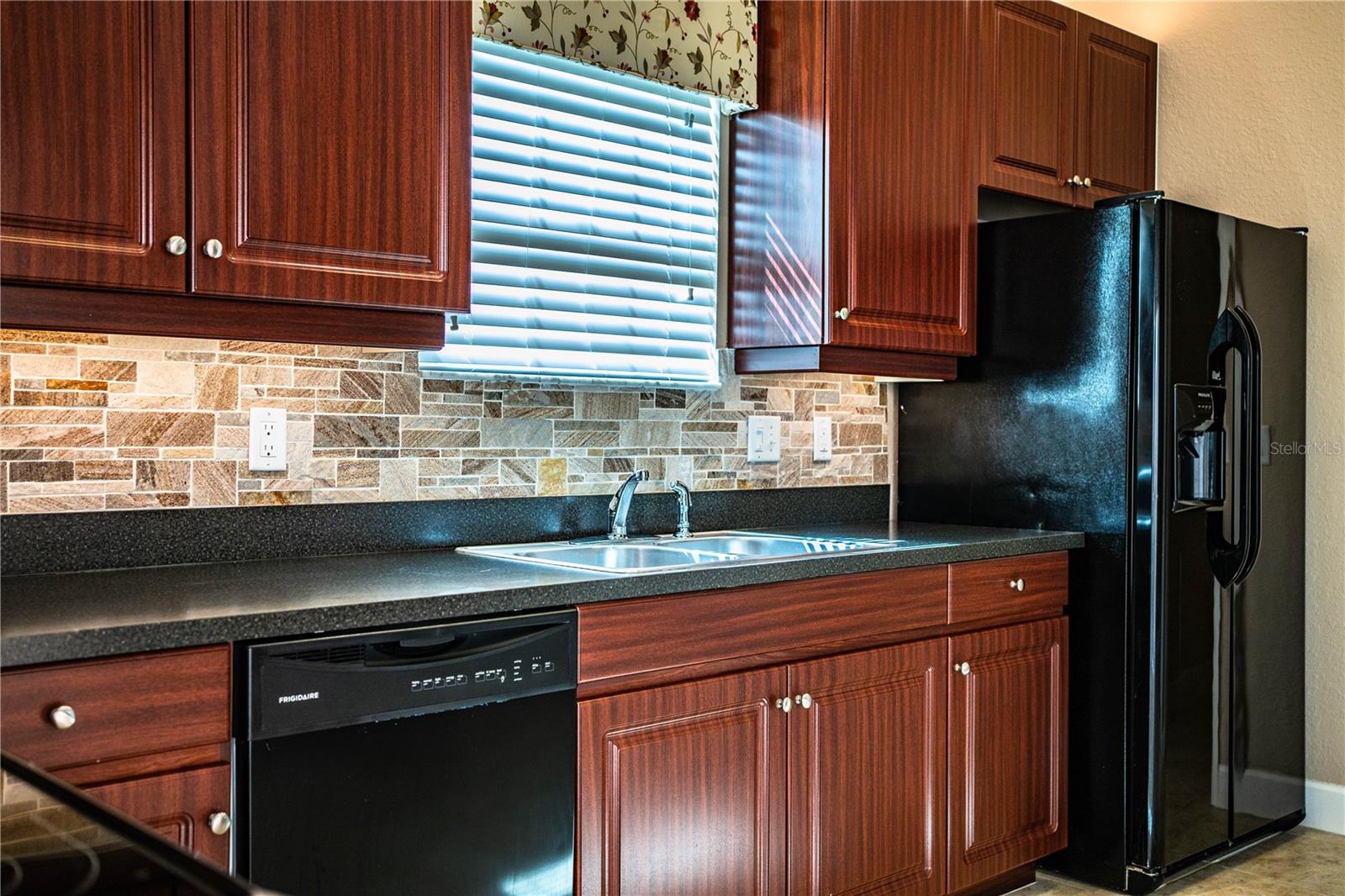 ALEXANDER WOODS TWNHMS - Residential