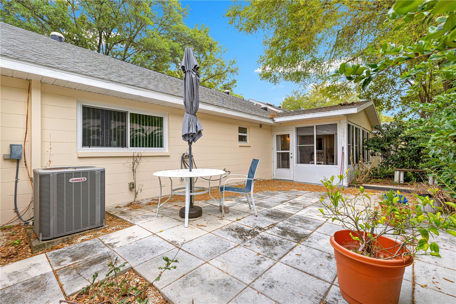 ON TOP OF THE WORLD - Residential