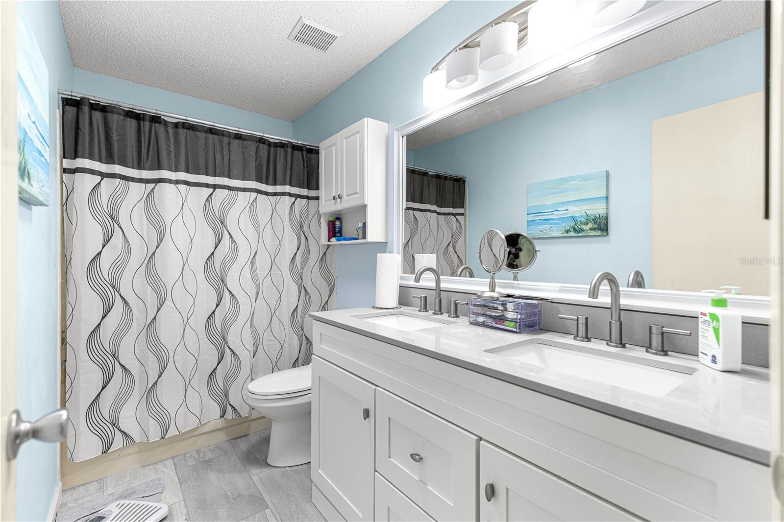 ON TOP OF THE WORLD - Residential