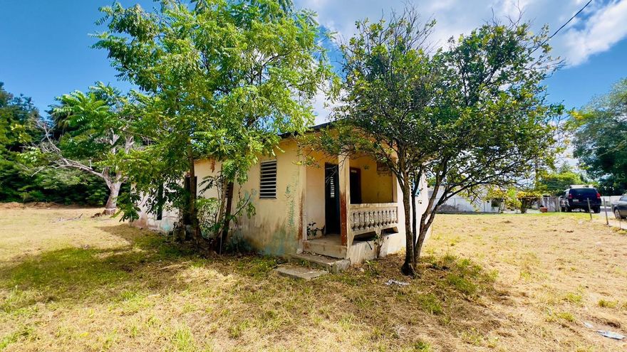 Investment opportunity steps to Stella and Córcega beach. Sale of a flat plot with 2,032.19 m2 with a lot of potential in upcoming neighborhood. The site has a cement structure that can be restored or demolished. Ideal for housing or to generate rental income with more casitas or bungalows.