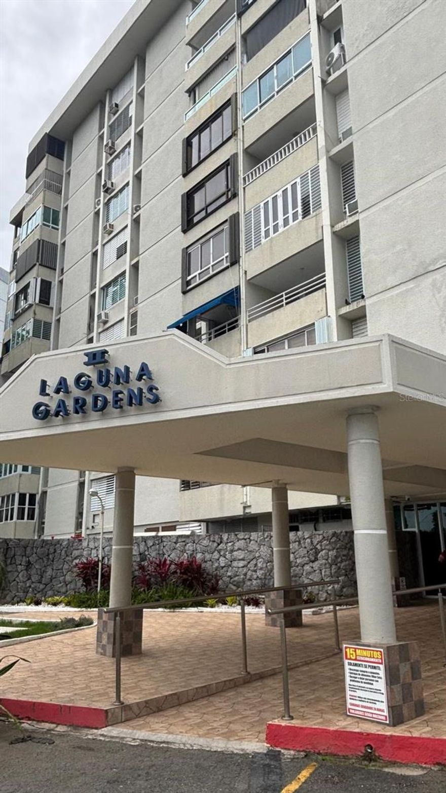 Comfortable and spacious apartment for rent, fully equipped, with 3 bedrooms and 2 bathrooms in Laguna Gardens II Condominium, located in a strategic area of Carolina. The property, located on the seventh floor, features a functional layout that integrates living room, dining room, kitchen, and balcony, ideal for family living or entertaining. The apartment offers excellent natural ventilation and abundant lighting, creating a fresh and welcoming atmosphere. The complex offers controlled access and security, as well as amenities such as elevators and green areas. It also has a generator for common areas, providing peace of mind in the event of service interruptions. Prime location, minutes from the airport, Isla Verde beaches, shopping centers, restaurants, and main access roads, making your day-to-day life easier. Ideal for those seeking comfort, security, and proximity to everything.