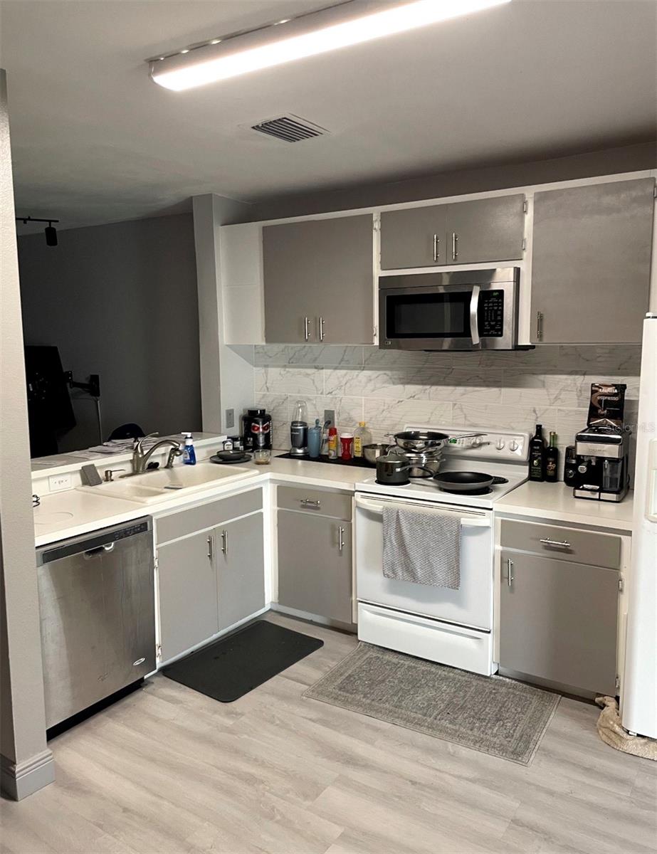 BAYSIDE KEY PH II - Residential Lease