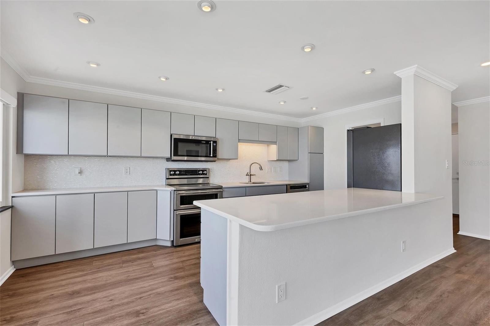 HARBOR HOUSE WEST - Residential