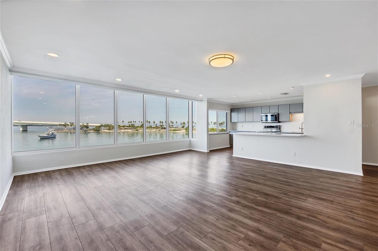 HARBOR HOUSE WEST - Residential